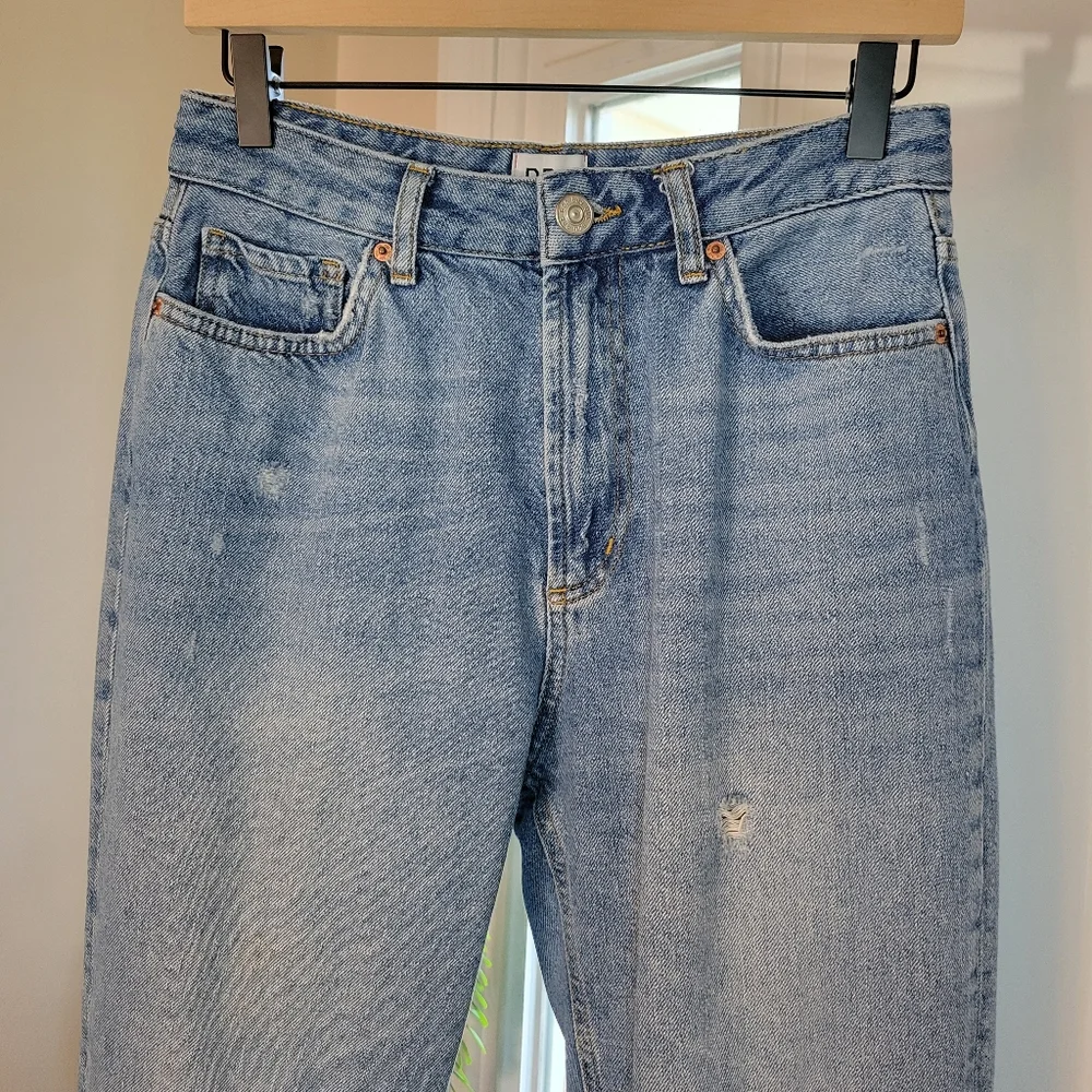 BDG‎ Urban Outfitters High-Waisted Mom Light Wash Jeans, Size Womens 28